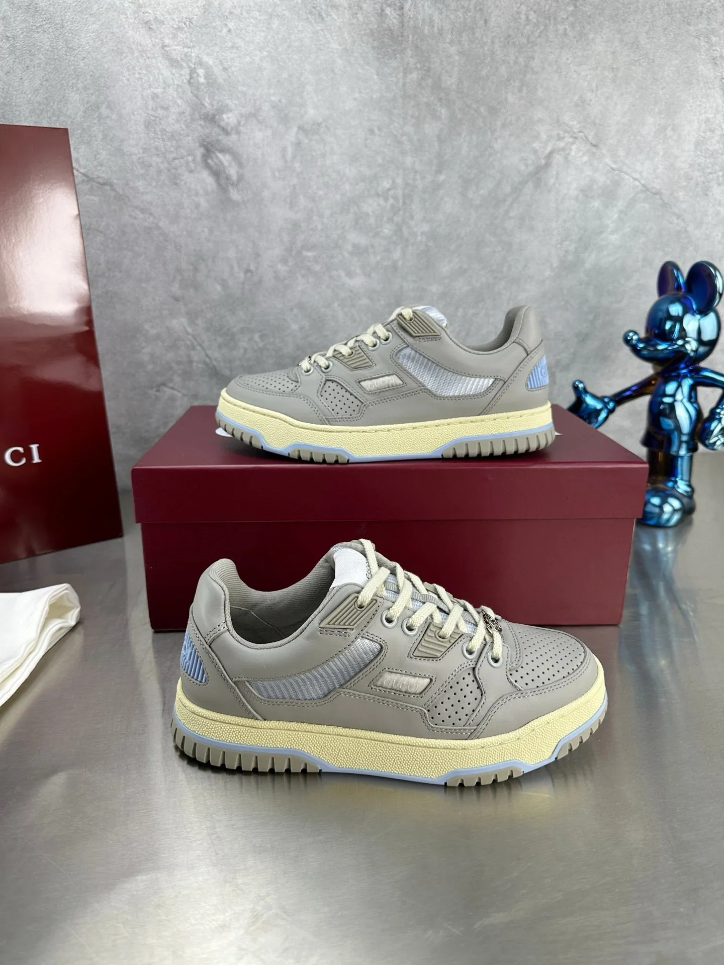 Factory price: 640💰The top version of Gucci Gucci's latest hot-selling couple's sneaker series is shipped. The original version is purchased, developed and manufactured. This high-low top sneaker adopts a basketball-style silhouette design, cleverly incorporating hollow panels and distressed effects, showing its unique ingenuity. The ingenuity incorporates brand logo details such as interlocking Double G styling accessories and Gucci lettering, a low-key tribute to the brand's design heritage. Exquisite packaging at the delivery counter 🛍📦 ▪️ Fabric: Original customized imported first-layer cowhide ▪️ Inner lining: Imported first-layer cowhide ▪️ Sole: Original molded TPU sole ▪️ Sole thickness: 3cm ▪️ Size: Women's 35-41 Men's 38-45 (Female 41, Men 38 45 customized) ▪️ p